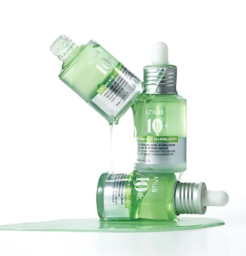 ANUA Azelaic Acid 10 Hyaluron Redness Soothing Serum flaconi sovrapposti con siero che cola