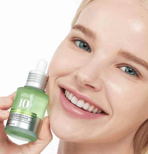 ANUA Azelaic Acid 10 Hyaluron Redness Soothing Serum tenuto da una modella sorridente