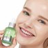 ANUA Azelaic Acid 10 Hyaluron Redness Soothing Serum tenuto da una modella sorridente