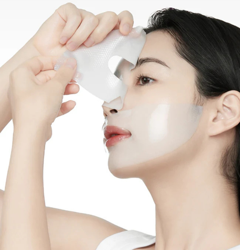 ABIB Collagen Gel Mask Sedum Jelly - modele appliquant le masque gel au collagene sur le visage