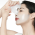 ABIB Collagen Gel Mask Sedum Jelly - modele appliquant le masque gel au collagene sur le visage