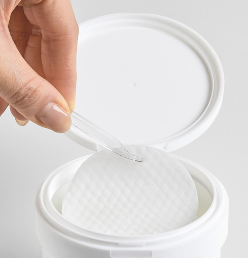 COSRX One Step Original Clear Pad - hand lifting pad from jar with spatula