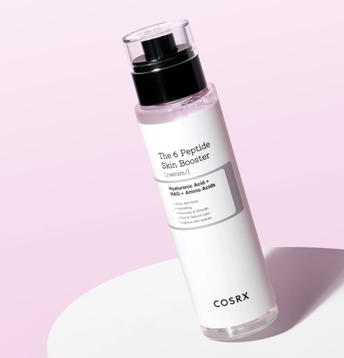 COSRX The 6 Peptide Skin Booster Serum - flacone di siero da 150 ml / 5.07 fl. oz. su sfondo rosa