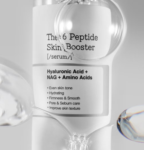 COSRX The 6 Peptide Skin Booster Serum - primo piano dell'etichetta con acido ialuronico, NAG e aminoacidi