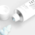 DR. ALTHEA 147 Barrier Cream - tube ouvert avec le capuchon retiré et de la crème bleu clair à côté