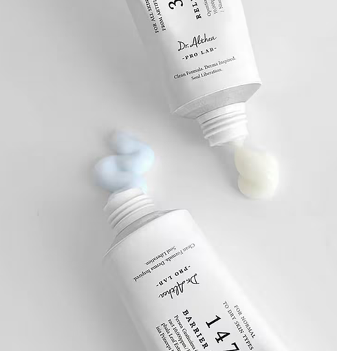 DR. ALTHEA 147 Barrier Cream - deux tubes avec de la crème blanche et bleu clair sur un fond gris épuré