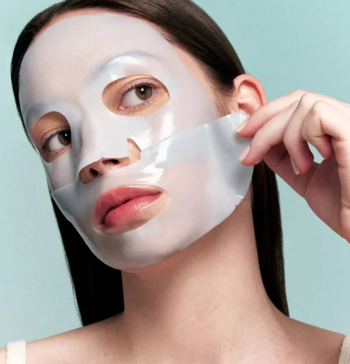 VT COSMETICS PDRN Hydrogel Mask - modèle retirant la partie inférieure du masque hydrogel