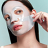 VT COSMETICS PDRN Hydrogel Mask - modèle retirant la partie inférieure du masque hydrogel
